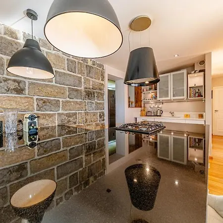 House - Charming Lakeview * Tresserve