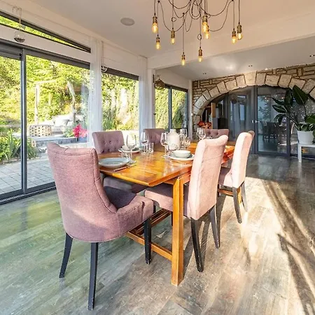 House - Charming Lakeview Tresserve