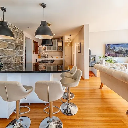 House - Charming Lakeview *