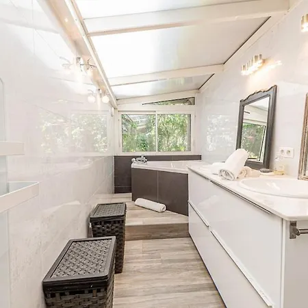 House - Charming Lakeview *
