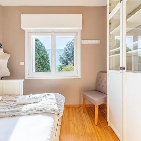 빌라 House - Charming Lakeview