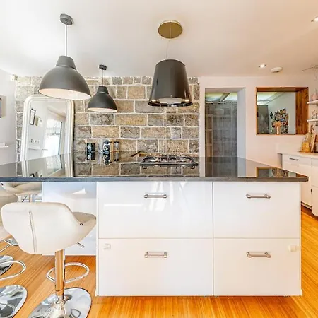 House - Charming Lakeview * Tresserve