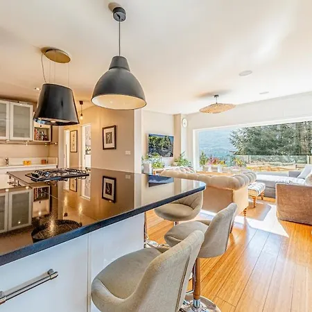 House - Charming Lakeview *