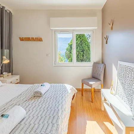 House - Charming Lakeview Βίλα